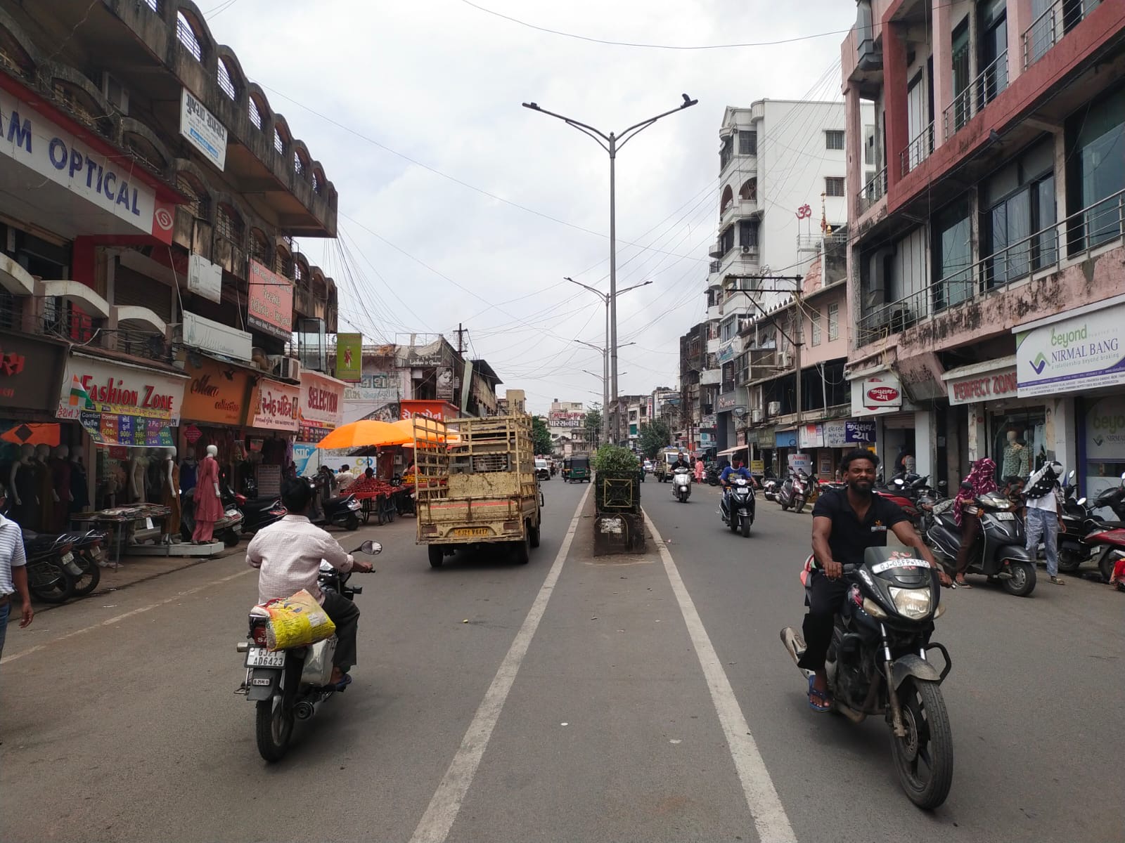 નવસારીનો ધમધમતો બજાર વિસ્તારનો રસ્તો
