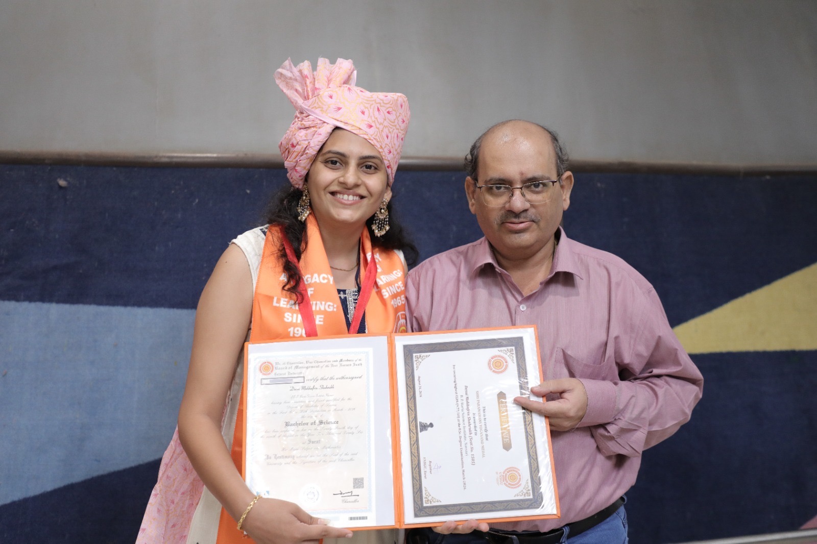 પ્રમાણપત્રો સાથે મહાફરીન દેસાઈ પરિવારજન સાથે.