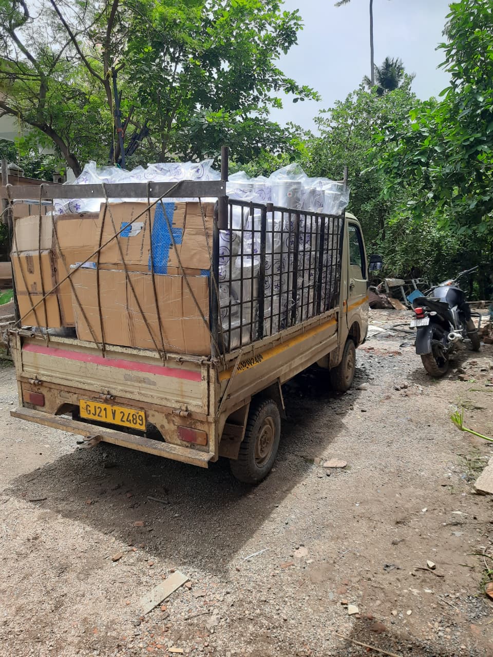Vehicle carrying the kitchen containers for distribution