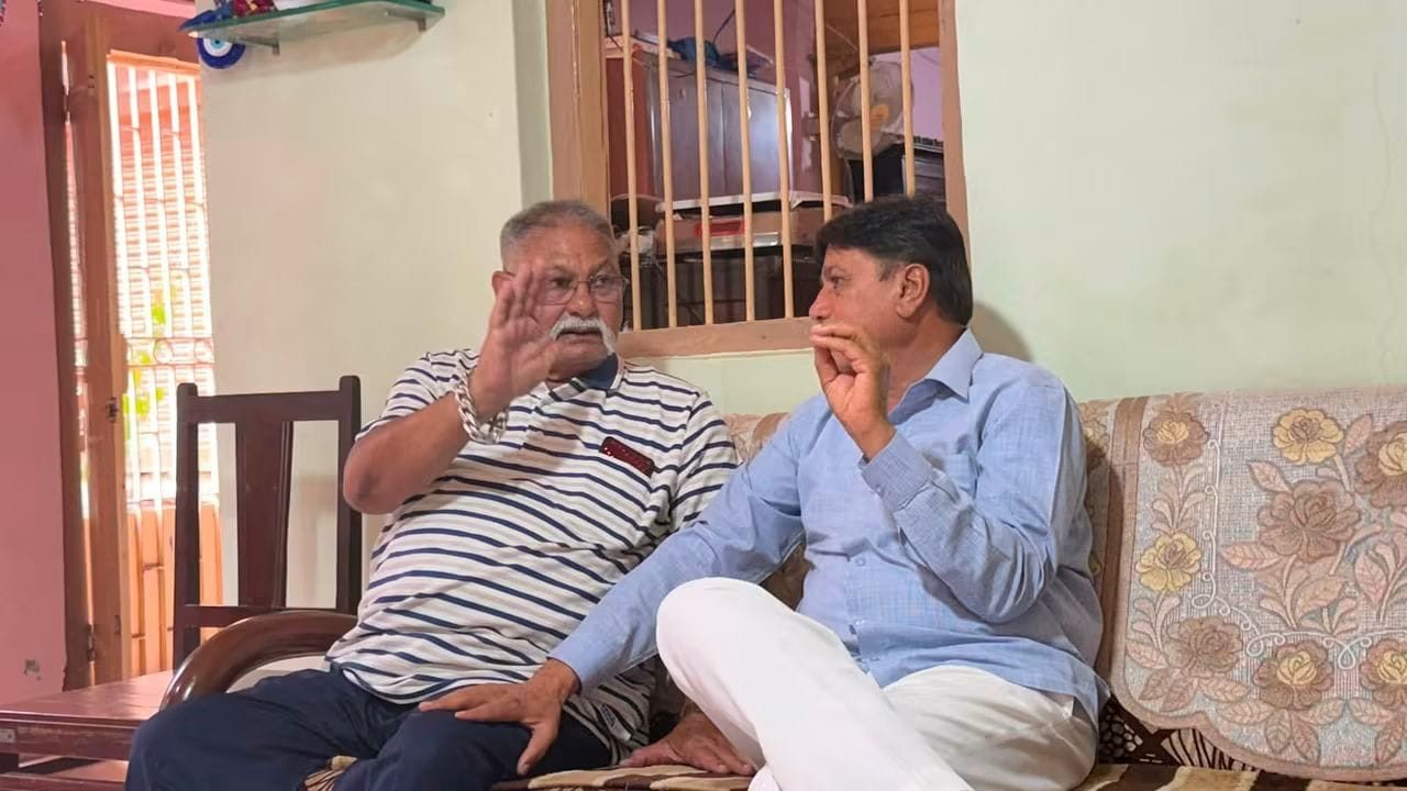 નવસારીના મેયર અને પારસી અગ્રણી યઝદીભાઈ સાથે બેસી ચર્ચા કરતા