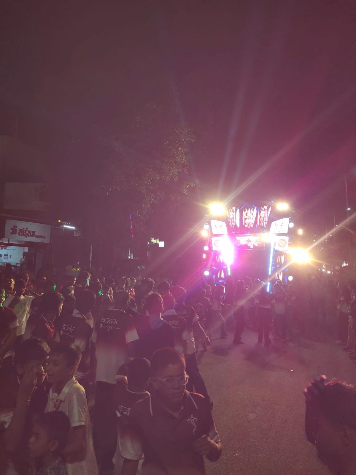 રાત્રે ડી.જે. સાથે ગણેશ મૂર્તિ આગમનનું દૃશ્ય