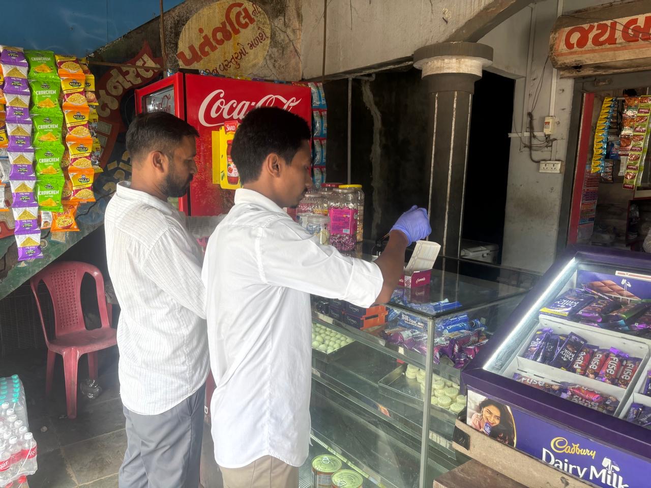 ચીખલીના રાનકુવા વિસ્તારમાં ખાદ્ય પદાર્થોના સેમ્પલ લેવાની કામગીરી