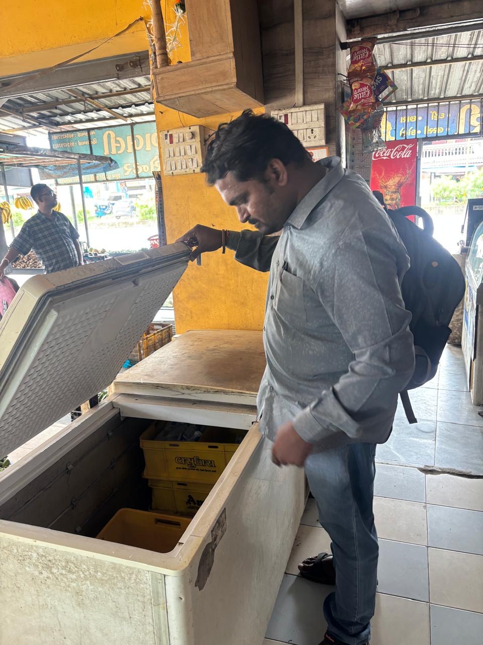 ખારેલ-નોગામા વિસ્તારમાં ખાદ્ય પેઢીની તપાસ કરતા અધિકારી