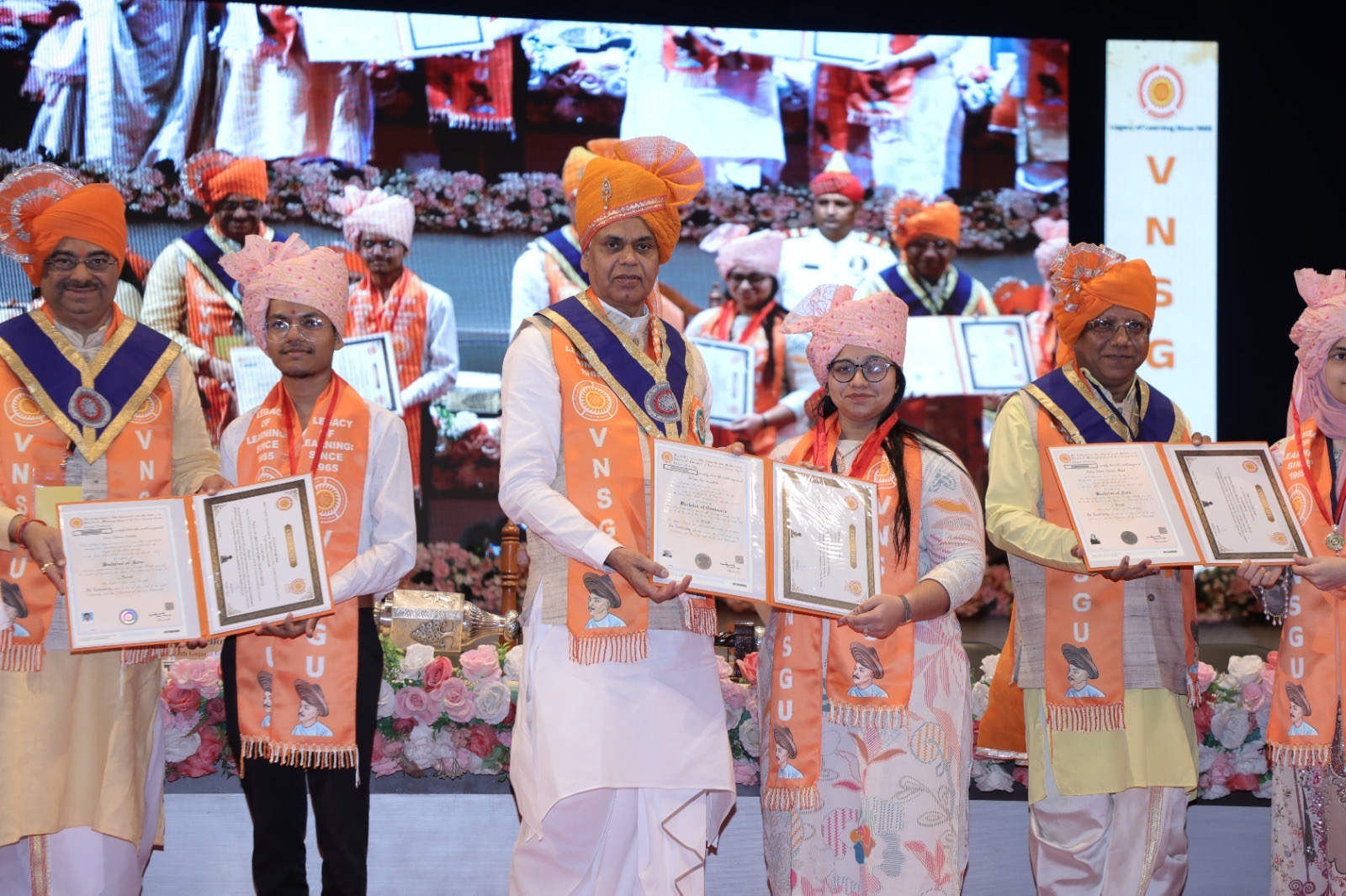 રાજ્યપાલ આચાર્ય દેવવ્રતજીના હસ્તે પદવી એનાયત સમારોહનું દૃશ્ય.