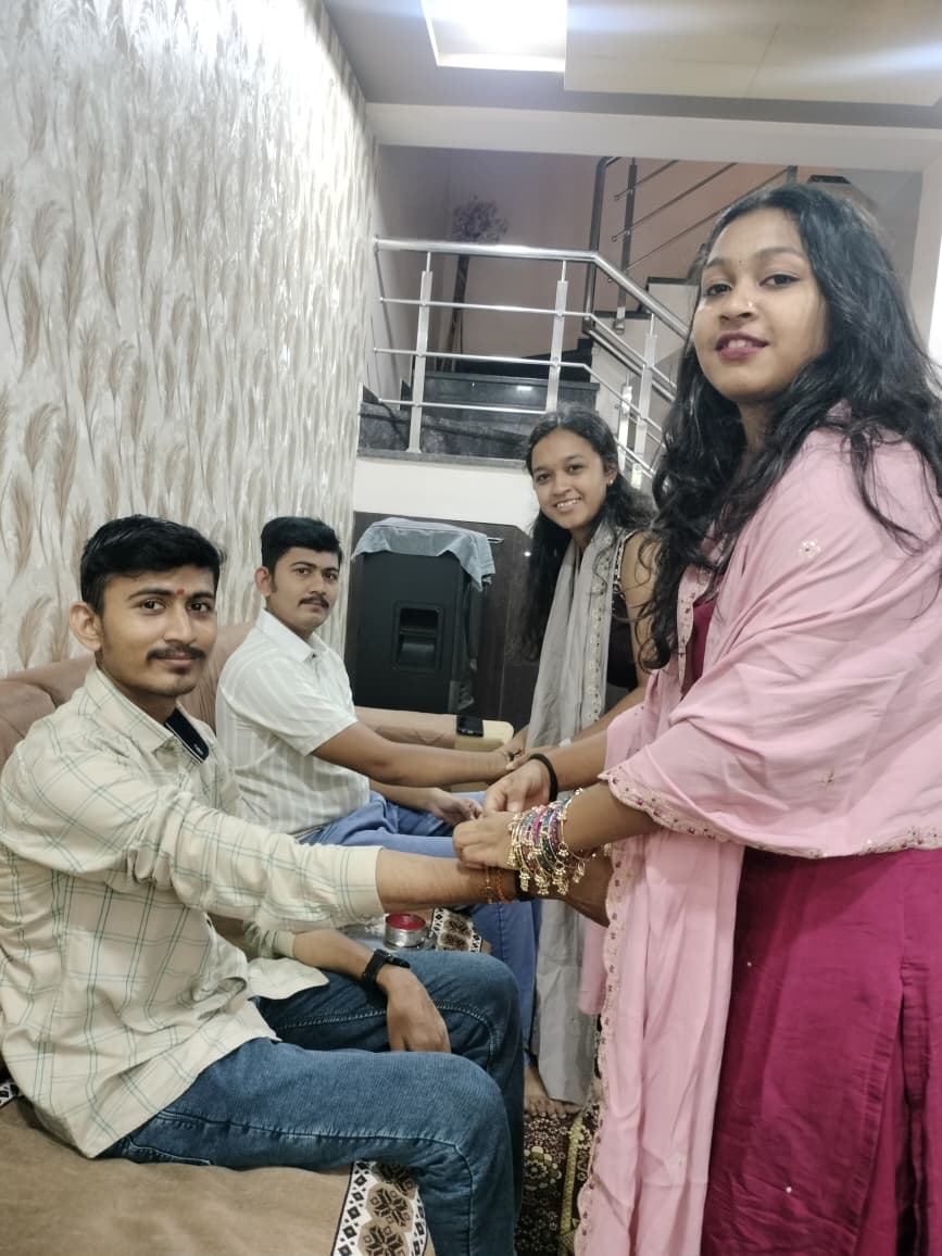 નવસારીમાં ભાઈ-બહેનના અતૂટ સ્નેહના પ્રતીક સમાન રક્ષાબંધન તહેવારની ઉજવણી કરાઈ
