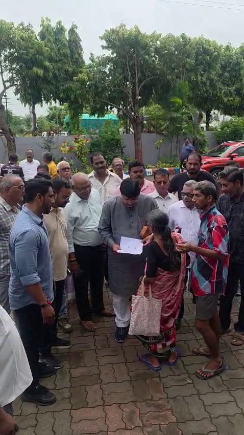 લાભાર્થી મહિલા સાથે ધારાસભ્યનો સીધો સંવાદ