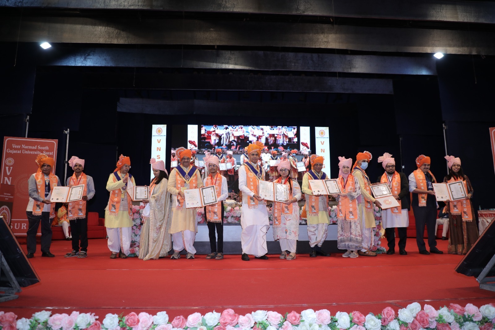 પદવીદાન સમારોહના મંચ પર સન્માનિત વિદ્યાર્થીઓ.