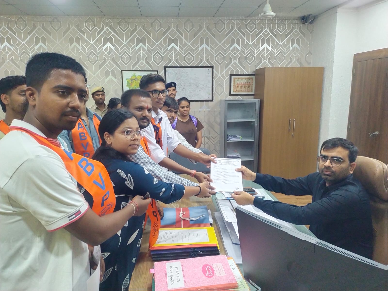નવસારી અધિક કલેક્ટરને આવેદનપત્ર આપતા એબીવીપીના પ્રતિનિધિઓ
