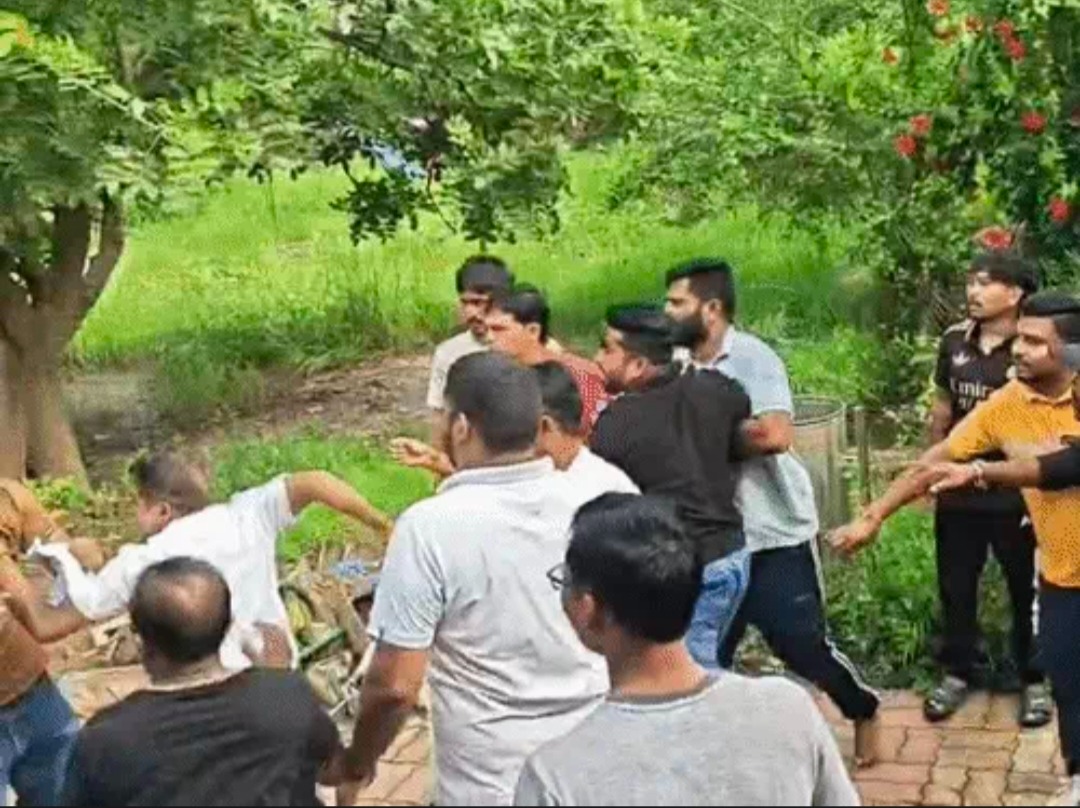 Scuffle among flood struggle committee members at Chhapar village meeting, Navsari