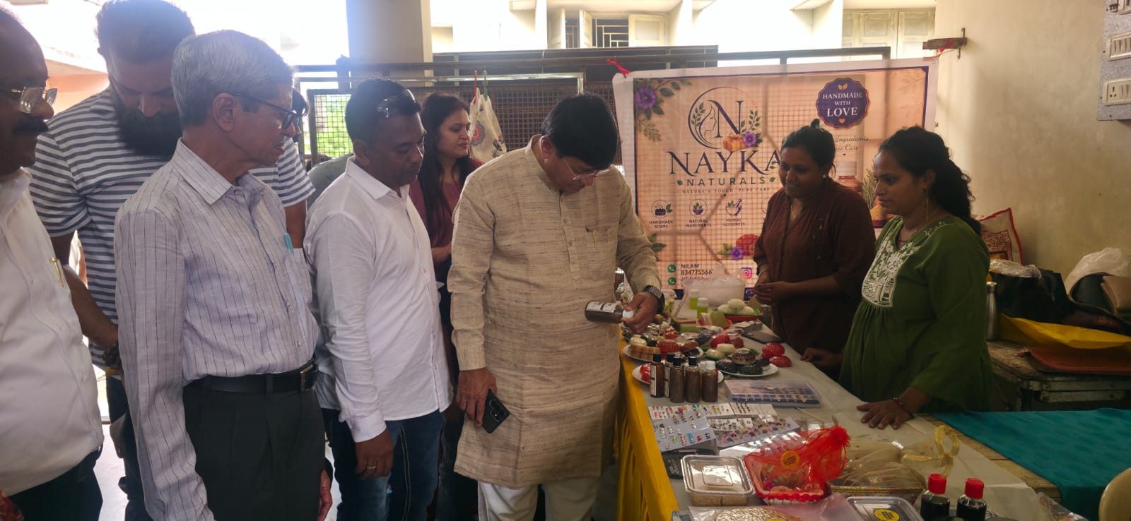 સ્ટોલ પર ચીજવસ્તુઓની માહિતી મેળવતા મહાનુભાવો
