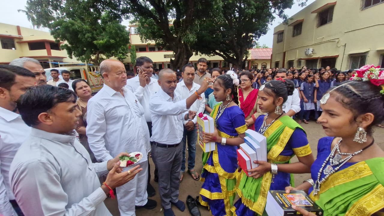 સંસ્કૃત સપ્તાહ રેલીમાં પરંપરાગત વેશભૂષામાં વિદ્યાર્થિનીઓનું સન્માન