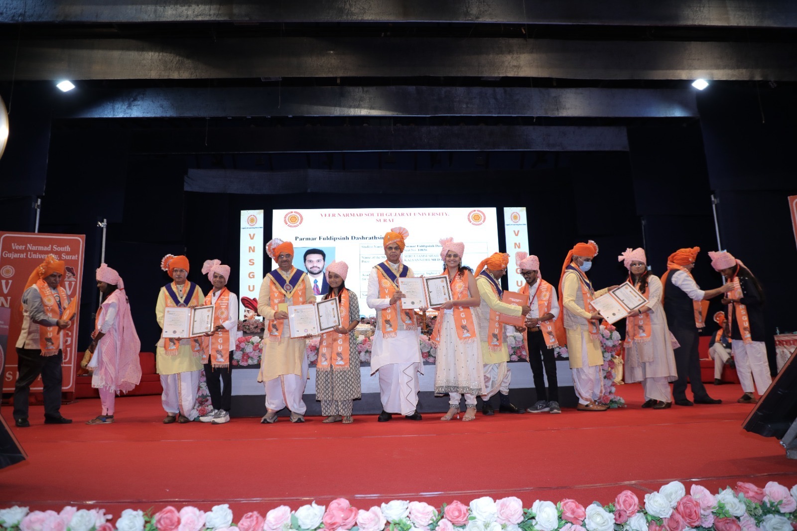 પદવીદાન સમારોહના મંચ પર સન્માનિત વિદ્યાર્થીઓ.