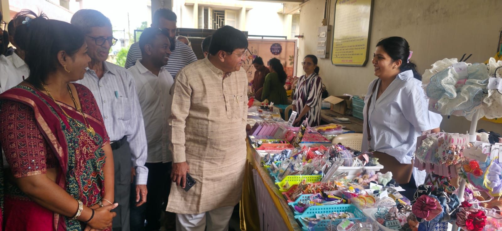 કેમ્પ સ્થળે સ્ટોલની મુલાકાત