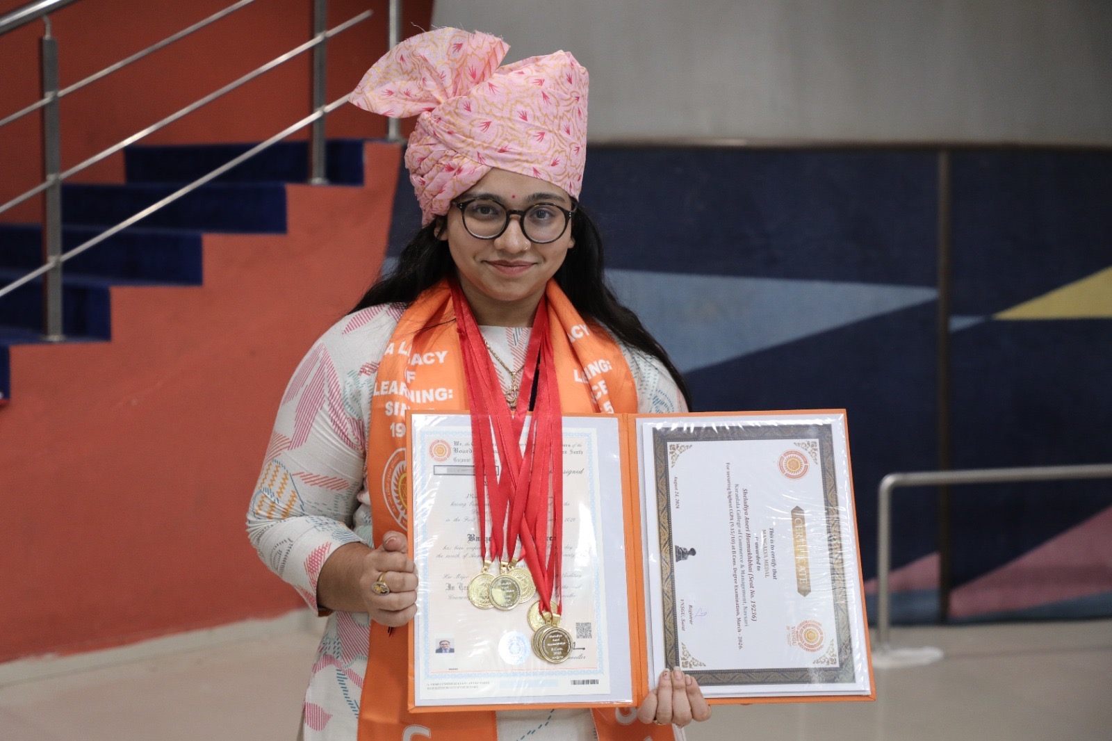 અનેરી શેલાડિયા પોતાના મેડલ અને પ્રમાણપત્રો સાથે.